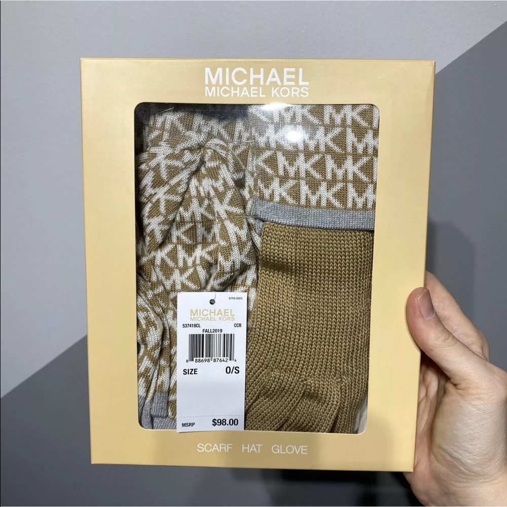 Michael Kors 3 Piece Gift Box Set Scarf Gloves Hat - Picture 2 of 2